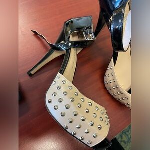 Like New Condition Womens Rock Republic studded heels